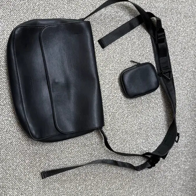 [BUNJANG] LafargeStore Black Crossbody Bag / 라퍼지스토어 블랙 크로스백 판매합니다.