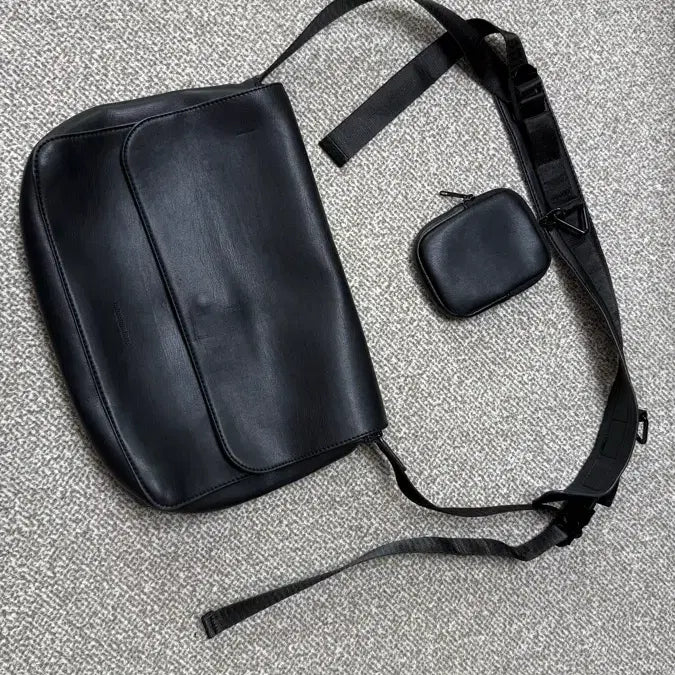 [BUNJANG] LafargeStore Black Crossbody Bag / 라퍼지스토어 블랙 크로스백 판매합니다.