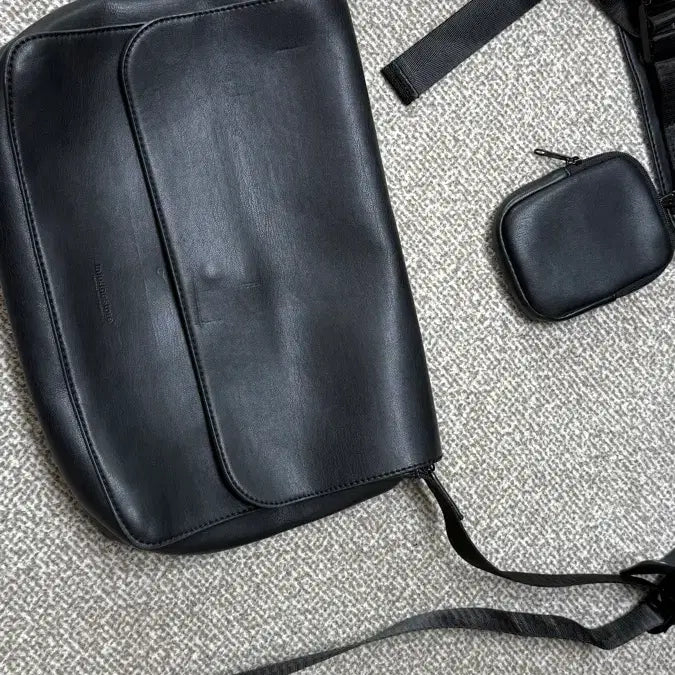 [BUNJANG] LafargeStore Black Crossbody Bag / 라퍼지스토어 블랙 크로스백 판매합니다.