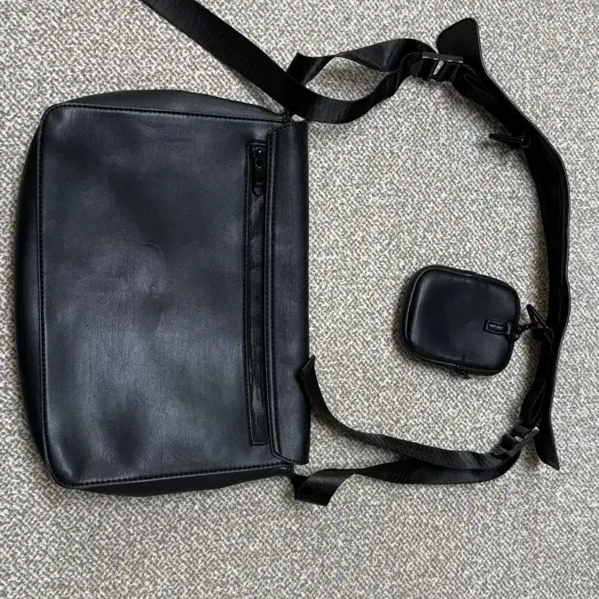 [BUNJANG] LafargeStore Black Crossbody Bag / 라퍼지스토어 블랙 크로스백 판매합니다.