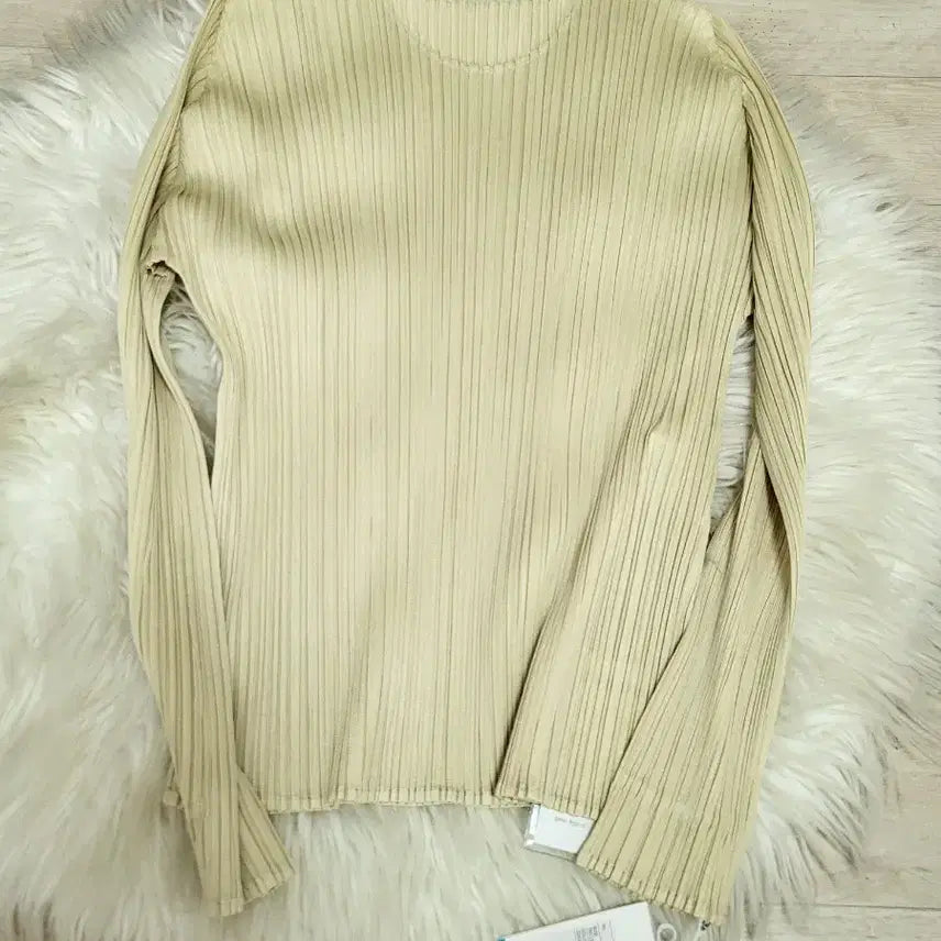 [BUNJANG] Issey Miyake Pleats Please Monthly Top Ivory Size 2 / 이세이미야케 플리츠플리즈 탑 12월 먼슬리 탑 아이보리 3사이즈