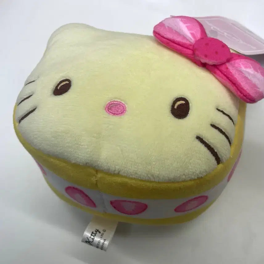 [BUNJANG] Sanrio Hello Kitty Strawberry Sandwich Cake Keychain / (할인)산리오 아베일 키티 과일산도 딸기 쿠션 키링