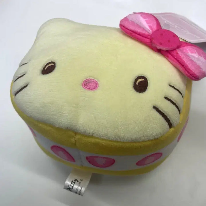 [BUNJANG] Sanrio Hello Kitty Strawberry Sandwich Cake Keychain / (할인)산리오 아베일 키티 과일산도 딸기 쿠션 키링