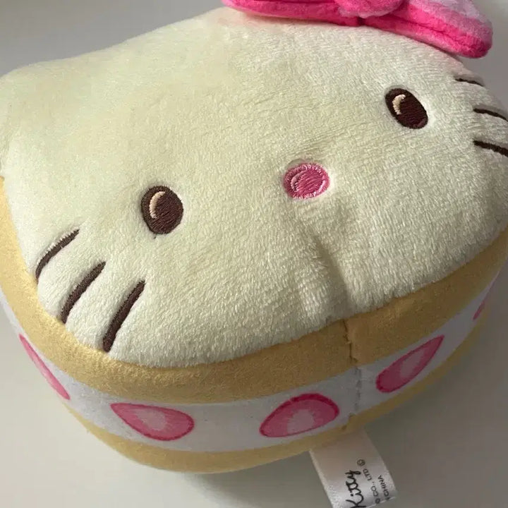 [BUNJANG] Sanrio Hello Kitty Strawberry Sandwich Cake Keychain / (할인)산리오 아베일 키티 과일산도 딸기 쿠션 키링