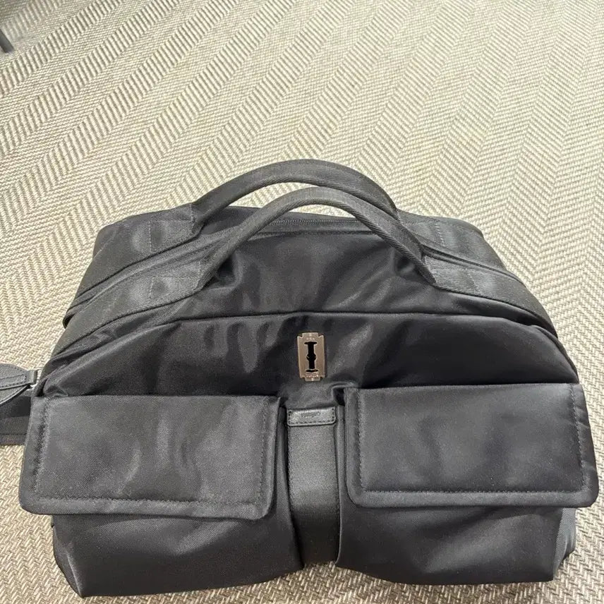 [BUNJANG] Vunque Hei Double Pocket Weekend Boston Bag - Black / 분크 헤이 더블 포켓 위캔드 보스턴 블랙