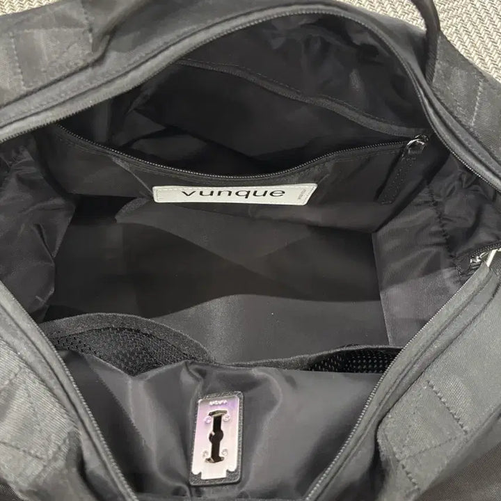 [BUNJANG] Vunque Hei Double Pocket Weekend Boston Bag - Black / 분크 헤이 더블 포켓 위캔드 보스턴 블랙