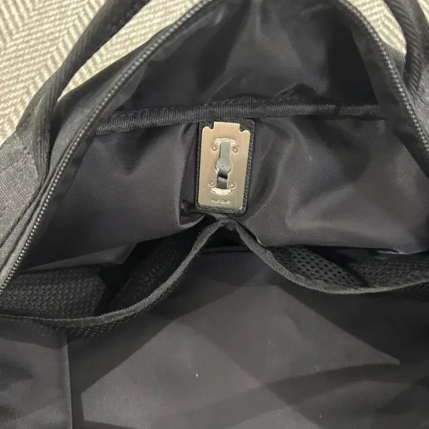 [BUNJANG] Vunque Hei Double Pocket Weekend Boston Bag - Black / 분크 헤이 더블 포켓 위캔드 보스턴 블랙