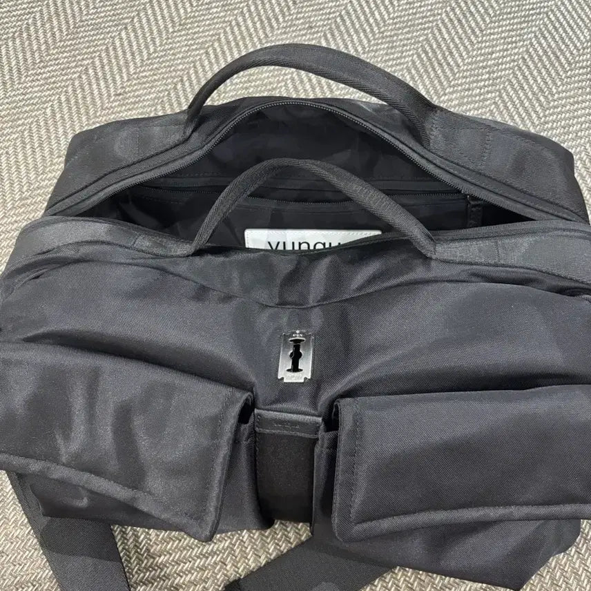[BUNJANG] Vunque Hei Double Pocket Weekend Boston Bag - Black / 분크 헤이 더블 포켓 위캔드 보스턴 블랙
