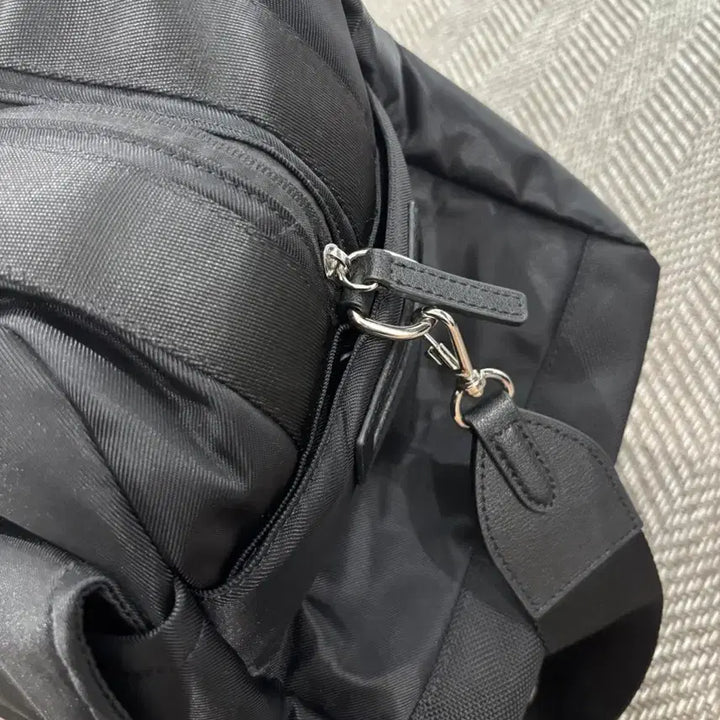[BUNJANG] Vunque Hei Double Pocket Weekend Boston Bag - Black / 분크 헤이 더블 포켓 위캔드 보스턴 블랙