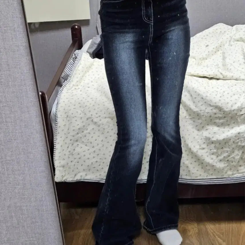 [BUNJANG] Blue Striped Off-Shoulder Top &amp; Blue Denim Bootcut Jeans Set / 코디세트 블루 스트라이프 오프숄더 단가라 티셔츠 블루 데님 부츠컷 스키니