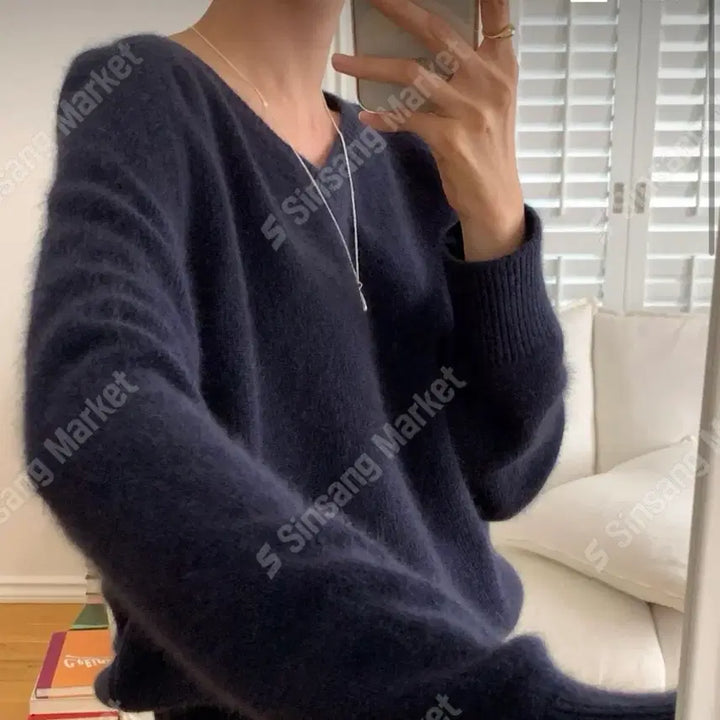 [BUNJANG] Raccoon V-Neck Knit - Navy / 라쿤 브이넥 니트 - 네이비