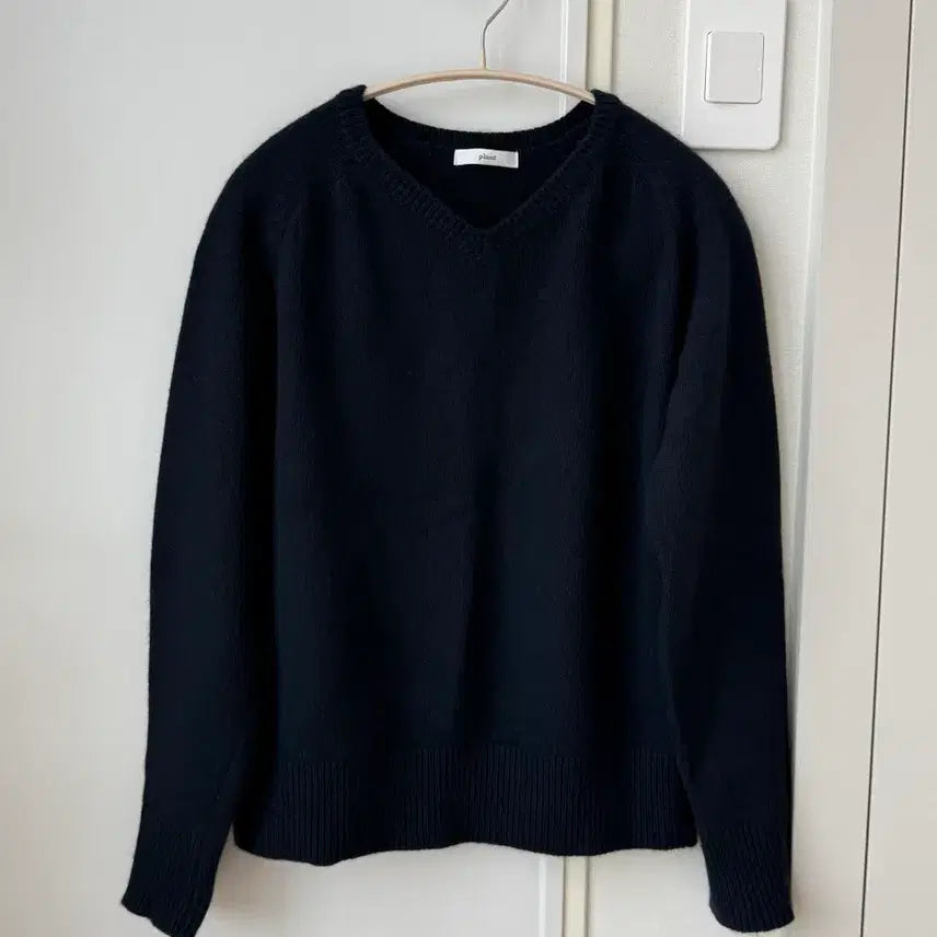 [BUNJANG] Raccoon V-Neck Knit - Navy / 라쿤 브이넥 니트 - 네이비