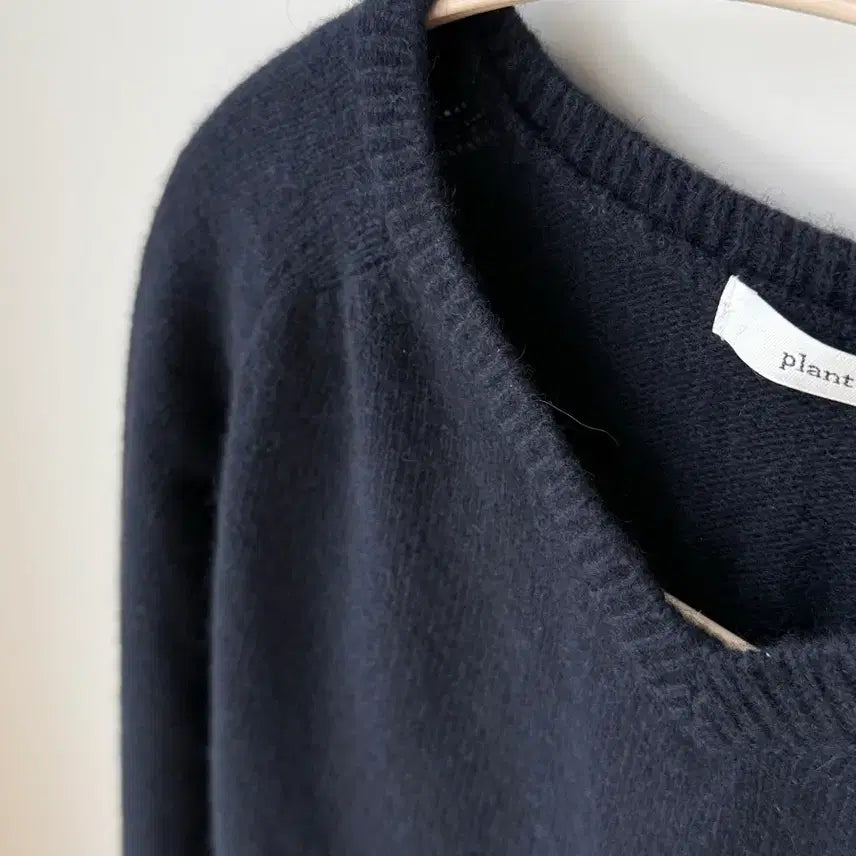 [BUNJANG] Raccoon V-Neck Knit - Navy / 라쿤 브이넥 니트 - 네이비