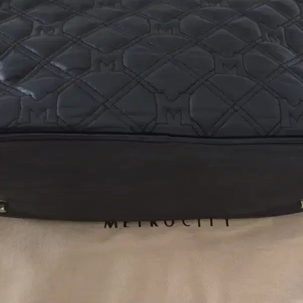 [BUNJANG] Metrocity Quilted Chain Tote Bag / 메트로시티 퀼팅 체인 토트백 블랙