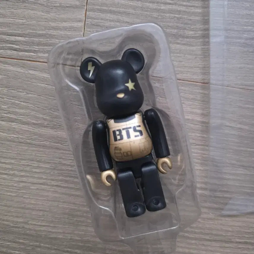 [BUNJANG] BTS Bearbrick Black Gold Point Edition / 방탄소년단 BTS 베어브릭