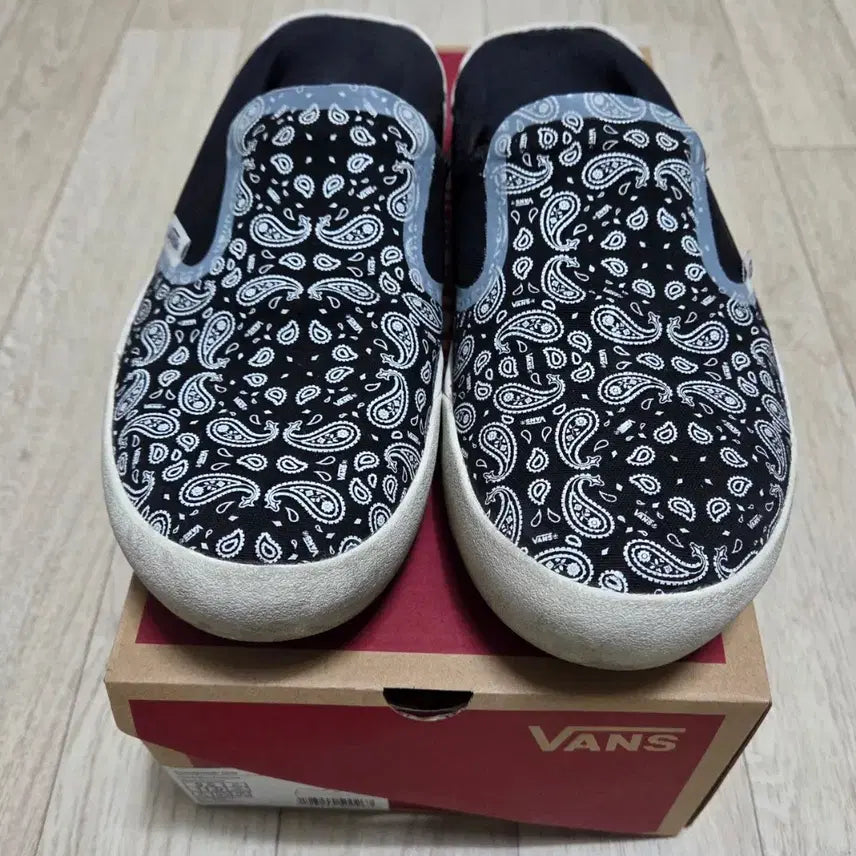 [BUNJANG] Vans ComfyCush One Slip-On Black Bandana 275 / 반스 컴피쿠시 원 슬립온 블랙 반다나 275