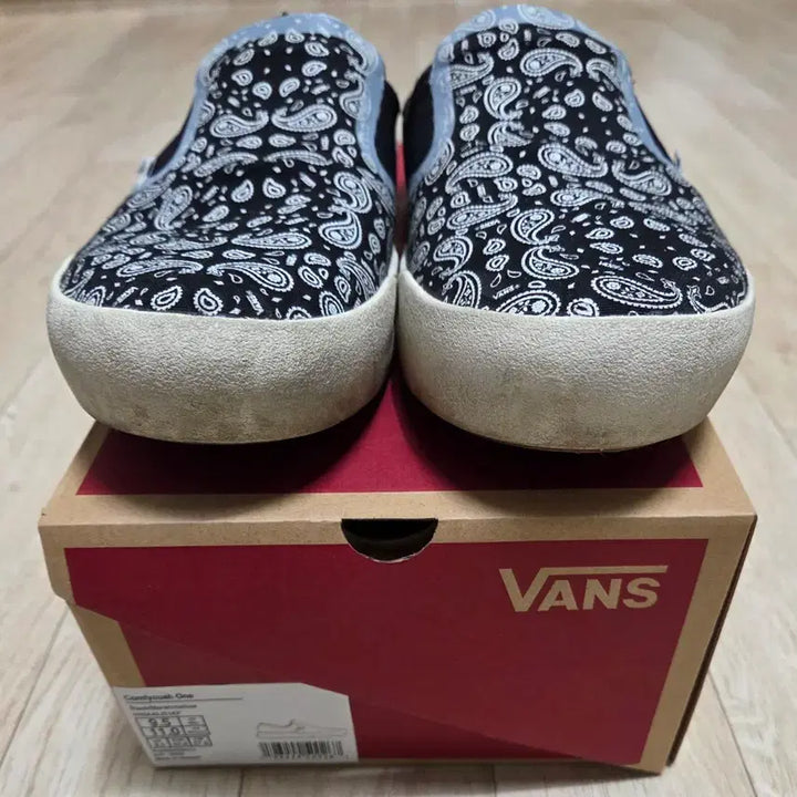 [BUNJANG] Vans ComfyCush One Slip-On Black Bandana 275 / 반스 컴피쿠시 원 슬립온 블랙 반다나 275
