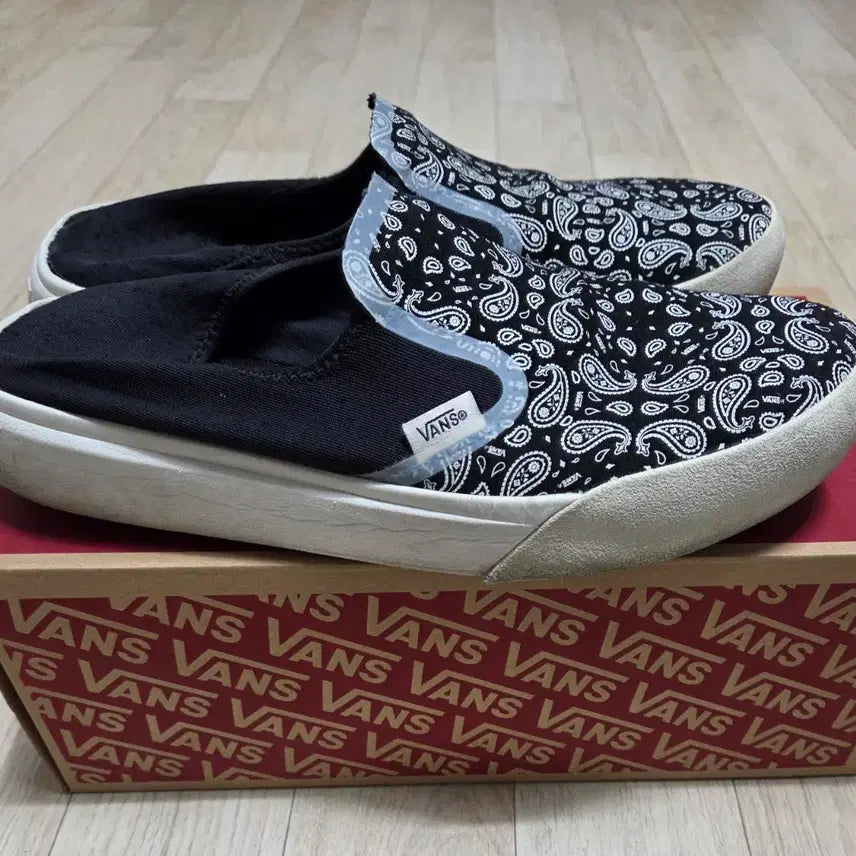[BUNJANG] Vans ComfyCush One Slip-On Black Bandana 275 / 반스 컴피쿠시 원 슬립온 블랙 반다나 275