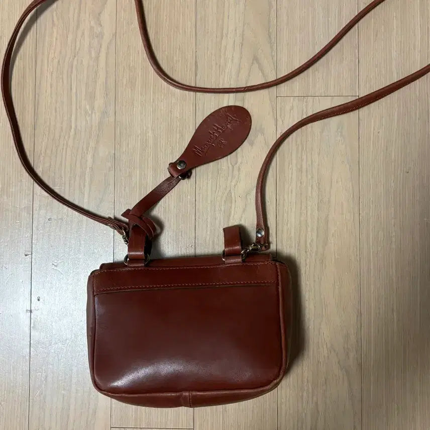[BUNJANG] Margaret Howell Vintage Brown Leather Mini Crossbody Bag / Margaret Howell 마가렛호웰 빈티지 브라운 레더 미니 크로스백
