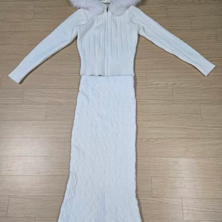 [BUNJANG] JoybB Cable Knit Two-Piece Set / 케이블 후드 퍼 니트 집업 투피스