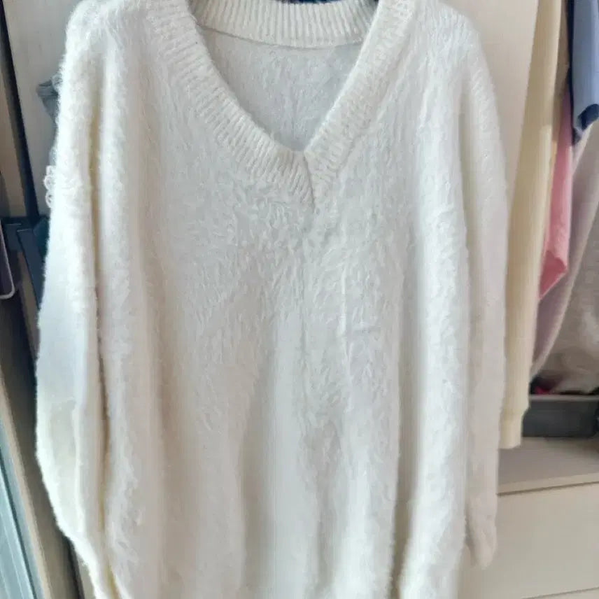 [BUNJANG] White Angora V-Neck Knit Sweater / 새상품 화이트 브이넥 앙고라 니트