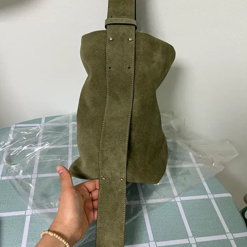 [BUNJANG] AUB OUR Bolt Suede Bag (Olive) / 급처 아우브아워 볼트 스웨이드백 (올리브)