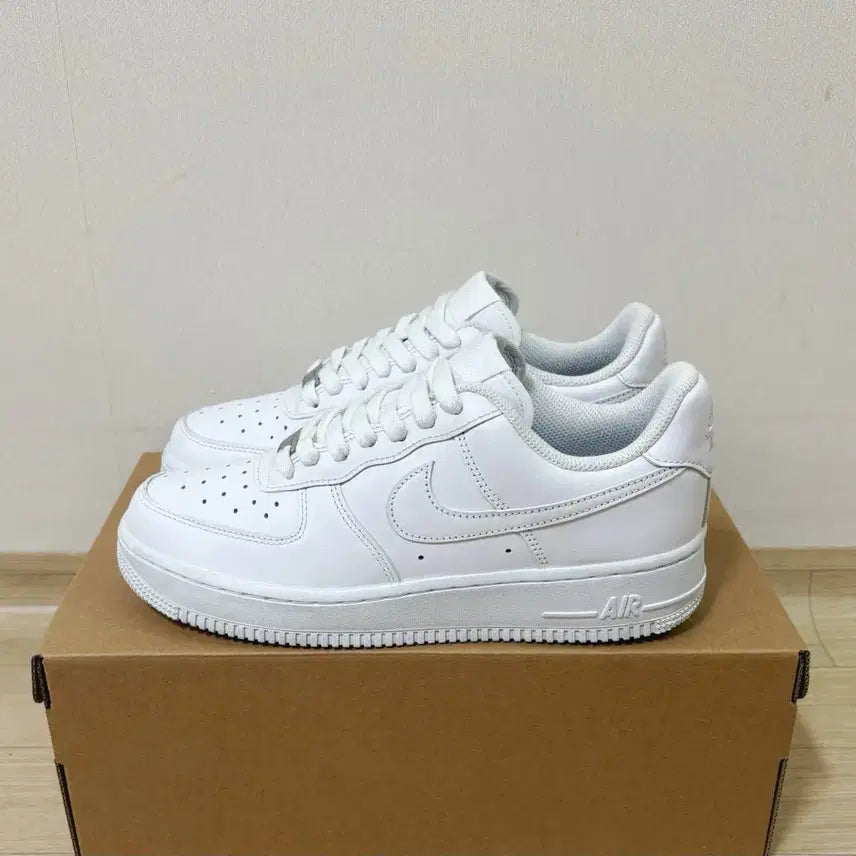 [BUNJANG] Nike Air Force 1 '07 White Sneakers / [250] 나이키 에어포스 1 07 화이트 올백 스니커즈