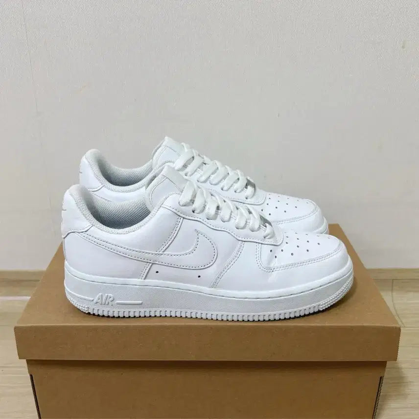[BUNJANG] Nike Air Force 1 '07 White Sneakers / [250] 나이키 에어포스 1 07 화이트 올백 스니커즈