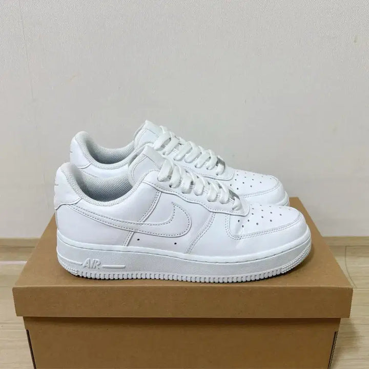 [BUNJANG] Nike Air Force 1 '07 White Sneakers / [250] 나이키 에어포스 1 07 화이트 올백 스니커즈