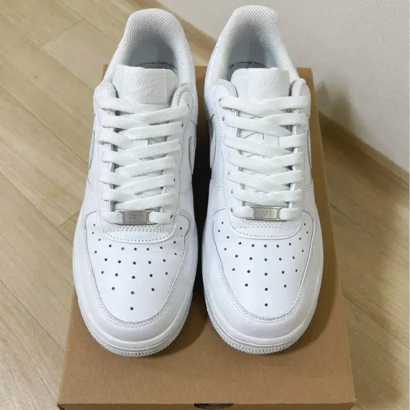 [BUNJANG] Nike Air Force 1 '07 White Sneakers / [250] 나이키 에어포스 1 07 화이트 올백 스니커즈