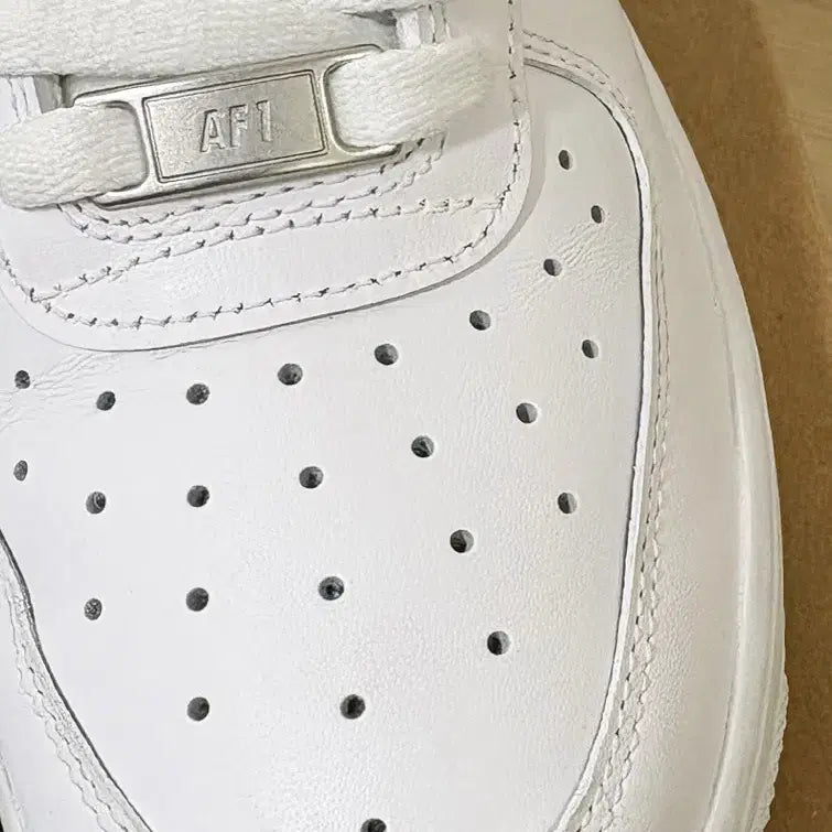 [BUNJANG] Nike Air Force 1 '07 White Sneakers / [250] 나이키 에어포스 1 07 화이트 올백 스니커즈