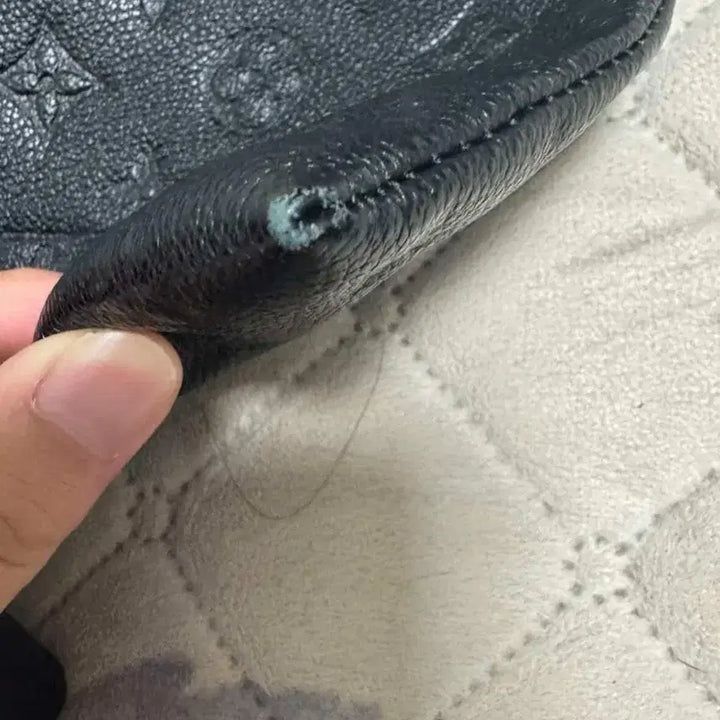 [BUNJANG] Louis Vuitton Embossed Clutch - Black / 루이비통 엠보 클러치 블랙 + 구성품