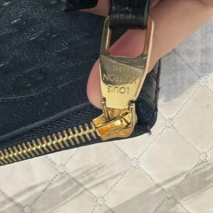 [BUNJANG] Louis Vuitton Embossed Clutch - Black / 루이비통 엠보 클러치 블랙 + 구성품