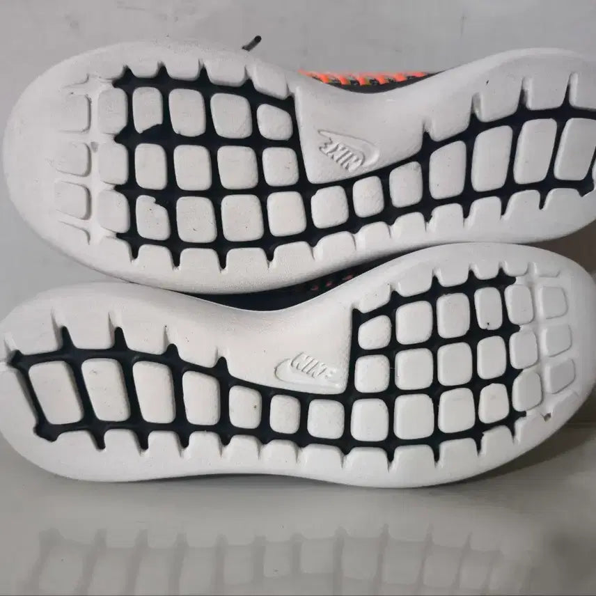 [SOLD OUT] 235mm 나이키 로쉬 투 플라이니트 런닝화