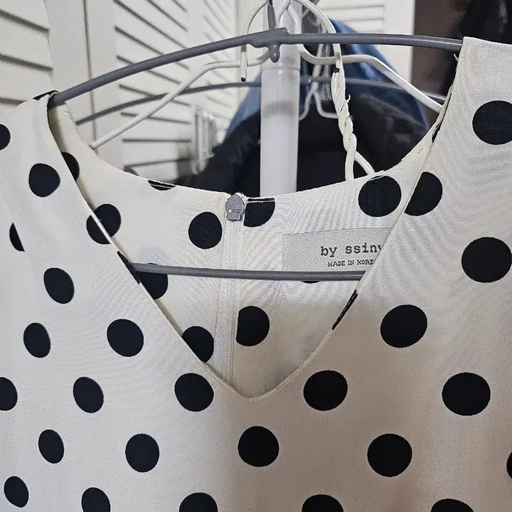 [BUNJANG] Bicini Dot Ruffle V-Neck Dress / 바이씨니 도트 캉캉 원피스 판매 네크라인수선