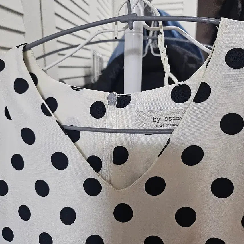 [BUNJANG] Bicini Dot Ruffle V-Neck Dress / 바이씨니 도트 캉캉 원피스 판매 네크라인수선