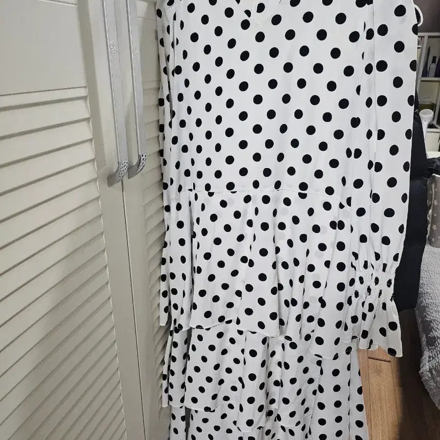 [BUNJANG] Bicini Dot Ruffle V-Neck Dress / 바이씨니 도트 캉캉 원피스 판매 네크라인수선