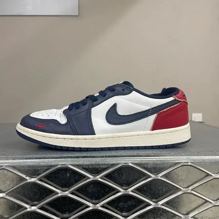 [BUNJANG] Nike Air Jordan 1 Retro Low OG Gym Red and Midnight Navy Sneakers / 나이키 에어 조던 1 레트로 로우 OG 짐 레드 앤 미드나잇 네이비 26