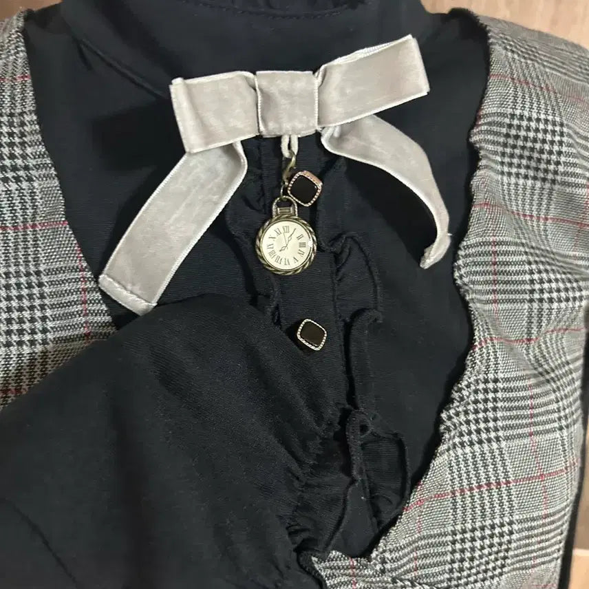 [BUNJANG] Axis Palm Watch Charm Blouse / 엑시즈팜 시계참 블라우스