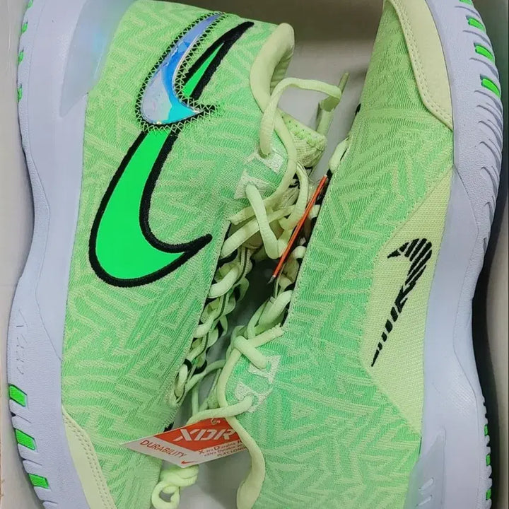 [BUNJANG] Nike LeBron Witness Barely Volt Sneakers / 새상품)나이키 르브론 제니서스 배얼리 볼트 HF0711-700