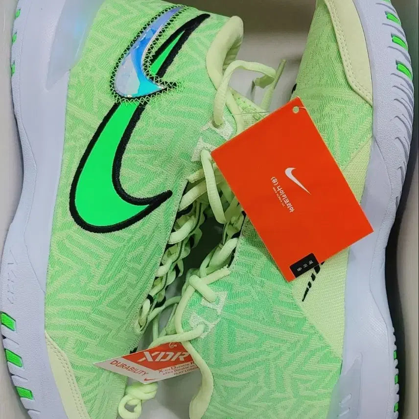 [BUNJANG] Nike LeBron Witness Barely Volt Sneakers / 새상품)나이키 르브론 제니서스 배얼리 볼트 HF0711-700