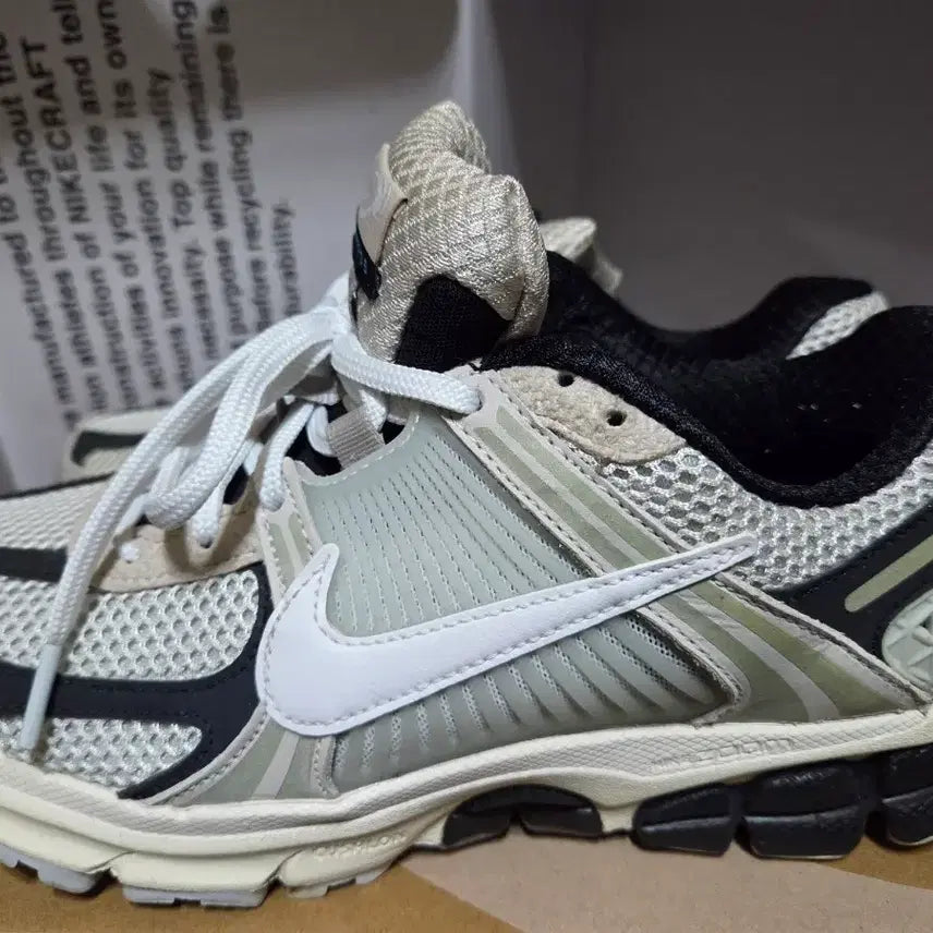 [BUNJANG] Nike Zoom Vomero 5 Light Bone and Black Sneakers / 나이키 줌 보메로 5 라이트 본 앤 블랙 (250사이즈)팝니다.