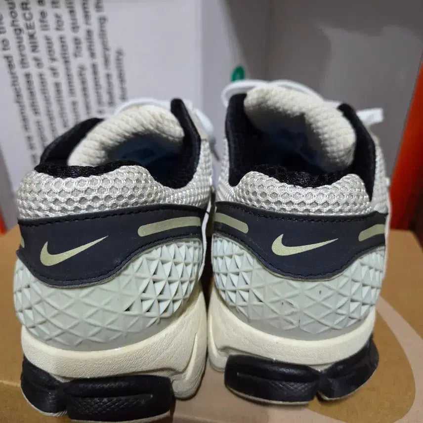 [BUNJANG] Nike Zoom Vomero 5 Light Bone and Black Sneakers / 나이키 줌 보메로 5 라이트 본 앤 블랙 (250사이즈)팝니다.