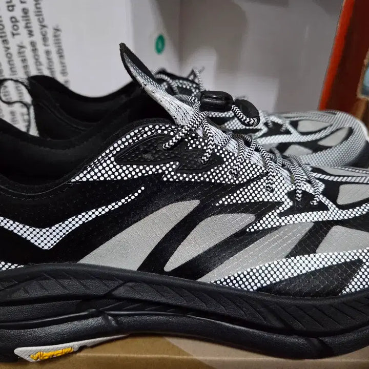 [SOLD OUT] 호카 마파테 스피드 4 라이트 TS 블랙 화이트 (255사이즈)팝니다.