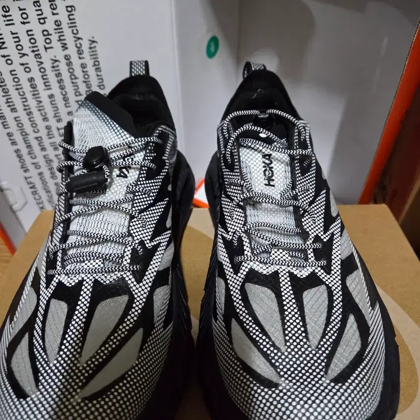 [SOLD OUT] 호카 마파테 스피드 4 라이트 TS 블랙 화이트 (255사이즈)팝니다.