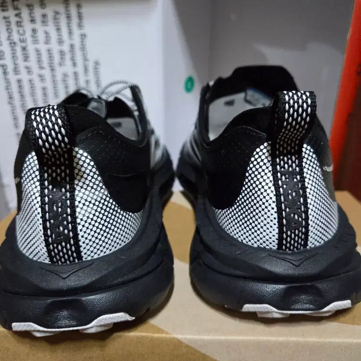 [SOLD OUT] 호카 마파테 스피드 4 라이트 TS 블랙 화이트 (255사이즈)팝니다.