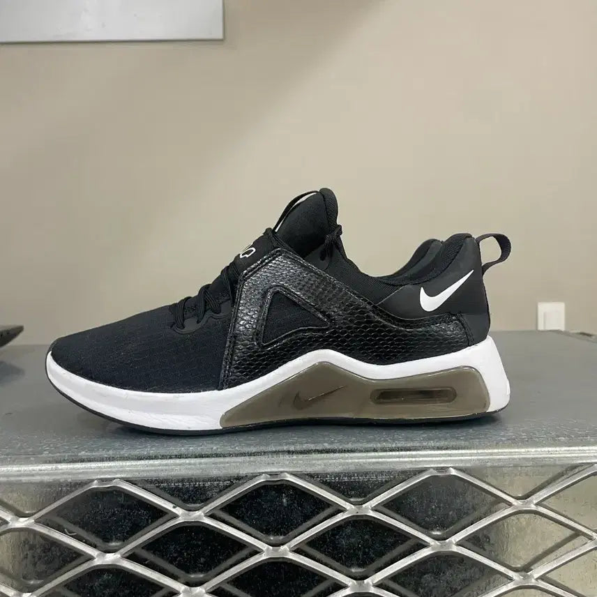 [BUNJANG] Nike Air Max Bella TR 5 Black Dark Smoke Grey Sneakers / 나이키 에어맥스 벨라 TR 5 블랙 다크 스모크 그레이 245