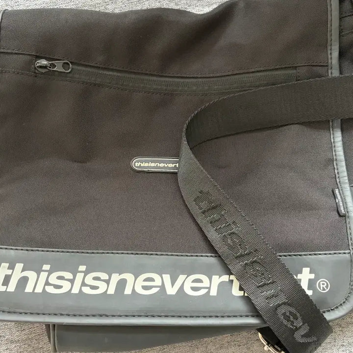 [BUNJANG] thisisneverthat Messenger Bag / 디스이즈네버댓 메신저백