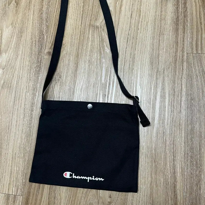 [BUNJANG] Champion Crossbody Bag / 챔피언 크로스백