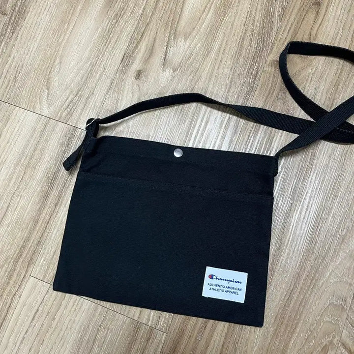 [BUNJANG] Champion Crossbody Bag / 챔피언 크로스백